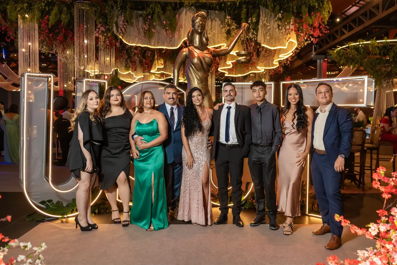 Formandos comemorando no baile de gala - Pixi Formaturas